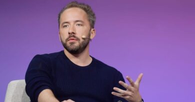 Dropbox CEO Drew Houston says mandating a return to office is 'like trying to force people back into malls and movie theaters'