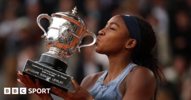 Coco Gauff kisses the French Open trophy