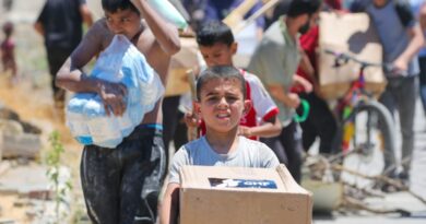 Gaza aid sites shut, as Israel issues 'combat zones' warning