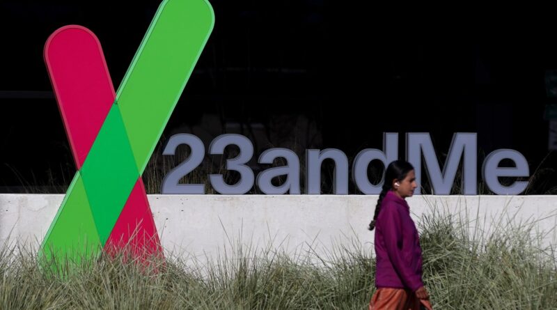 A pedestrian walks by a sign posted in front of the 23andMe headquarters in Sunnyvale, California. (Image: Justin Sullivan/Getty Images)