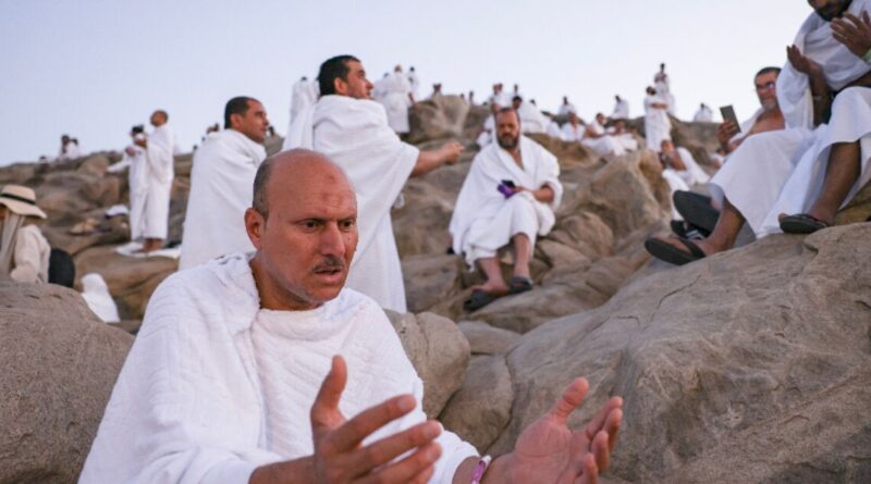 Muslim pilgrims pray, shirk sun, as hajj reaches peak