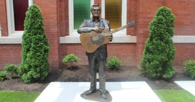 Nashville Unveils Statue Honoring George Jones - Outside The Ryman Auditorium