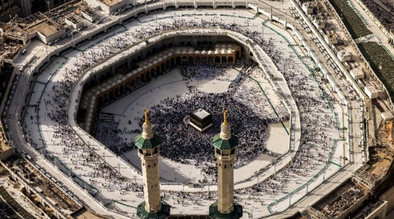 Pilgrims come together in Mecca under scorching desert heat