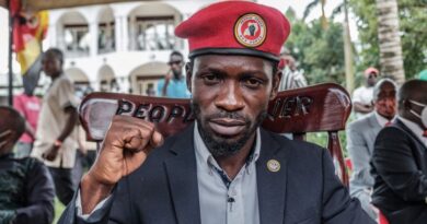 Ugandan opposition leader Robert Kyagulanyi, also known as Bobi Wine, poses for a photograph after his press conference at his home in Magere, Uganda, on January 26, 2021. - Ugandan soldiers have stood down their positions around the residence of opposition leader Bobi Wine, a day after a court ordered an end to the confinement of the presidential runner-up. He had been under de-facto house arrest at his home outside the capital, Kampala, since he returned from voting on January 14, 2021.