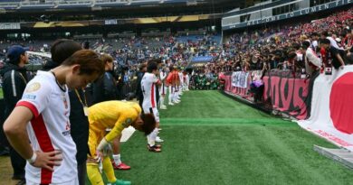 Urawa Red Diamonds players acknowledge their supporters at the end of the FIFA Club World Cup 2025 Group E football match between Italy's Inter Milan and Japan's Urawa Red Diamonds at the Lumen Field stadium in Seattle on June 21, 2025. (Photo by Pablo PORCIUNCULA / AFP)