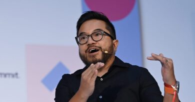 YC partners say AI founders are closing huge deals fast by taking a page out of Palantir's early playbook