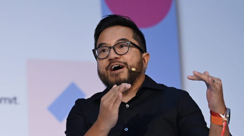 YC partners say AI founders are closing huge deals fast by taking a page out of Palantir's early playbook