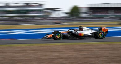 Apple is poised to win the rights to stream F1 races in the US. ESPN is bowing out.