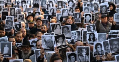 Argentines commemorate Jewish center bombing, demand justice