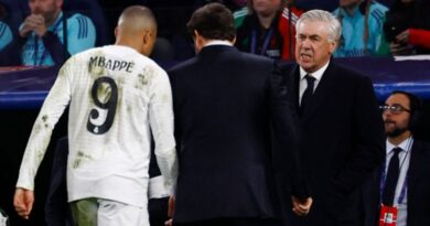 Soccer Football - Champions League - Quarter Final - Second Leg - Real Madrid v Arsenal - Santiago Bernabeu, Madrid, Spain - April 16, 2025 Real Madrid's Kylian Mbappe walks off the pitch after sustaining an injury as Real Madrid coach Carlo Ancelotti looks on REUTERS/Susana Vera