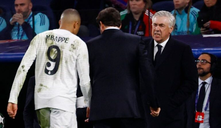 Soccer Football - Champions League - Quarter Final - Second Leg - Real Madrid v Arsenal - Santiago Bernabeu, Madrid, Spain - April 16, 2025 Real Madrid's Kylian Mbappe walks off the pitch after sustaining an injury as Real Madrid coach Carlo Ancelotti looks on REUTERS/Susana Vera