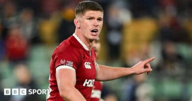 Owen Farrell runs with the ball