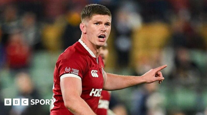 Owen Farrell runs with the ball