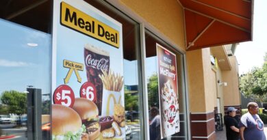 Diners say they're eating less at restaurants to save money. Spending data suggests that's not quite true.