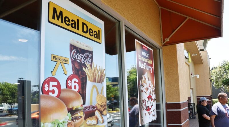 Diners say they're eating less at restaurants to save money. Spending data suggests that's not quite true.
