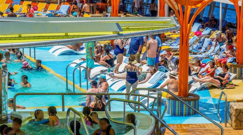 Disappointing photos show what it's actually like to go on a cruise