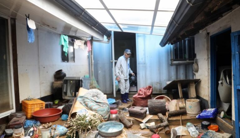epa12244521 A resident reacts as he inspects his damaged home following torrential downpours, in Yesan, South Chungcheong Province, South Korea, 18 July 2025. Heavy rains that pounded the nation's central and southern regions in recent days have left at least four people dead, forcing over 5,000 people to evacuate, according to officials. EPA/YONHAP SOUTH KOREA OUT