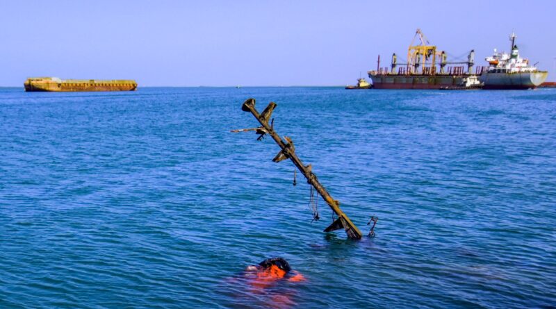 Gunboats target cargo vessel in Red Sea; crew abandons ship