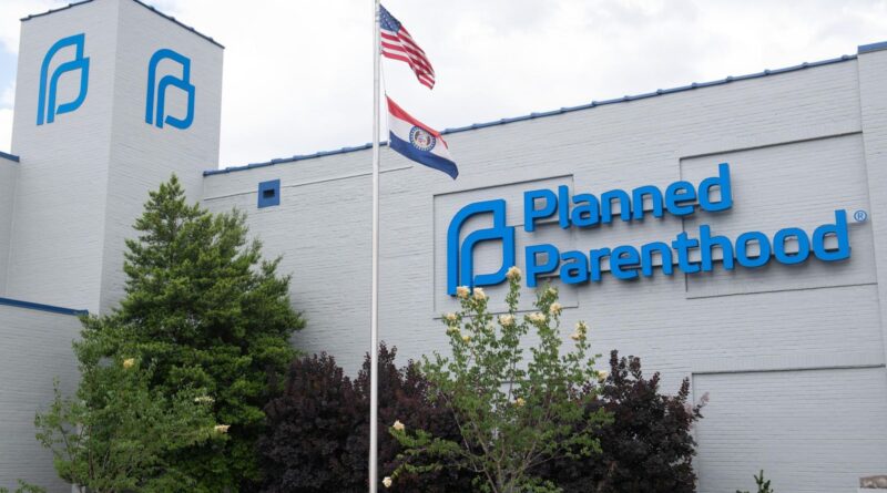 Judge Temporarily Blocks Government From ‘Defunding’ Planned Parenthood