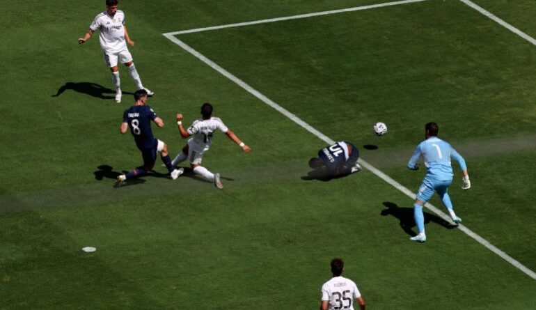 Paris Saint-Germain's Fabian Ruiz scores their first goal