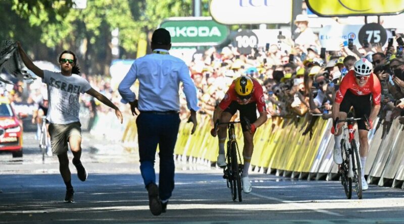 Pro-Palestinian demonstrator arrested at Tour de France