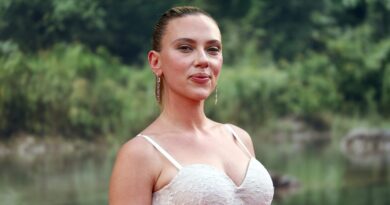 Scarlett Johansson just beat out Samuel L. Jackson as the highest-grossing actor of all time