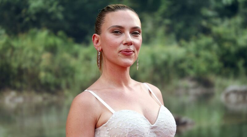 Scarlett Johansson just beat out Samuel L. Jackson as the highest-grossing actor of all time
