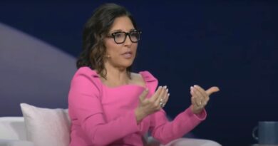 They took away Linda Yaccarino's blue check! | TechCrunch