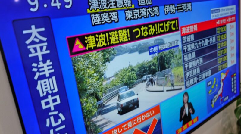Tsunami alerts issued for US, Japan after powerful earthquake off Russia
