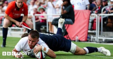 Jack van Poortvliet dives over for a try