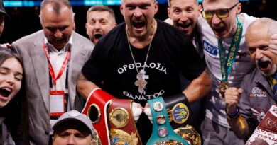 Usyk knocks out Dubois in fifth to unify heavyweight boxing belts