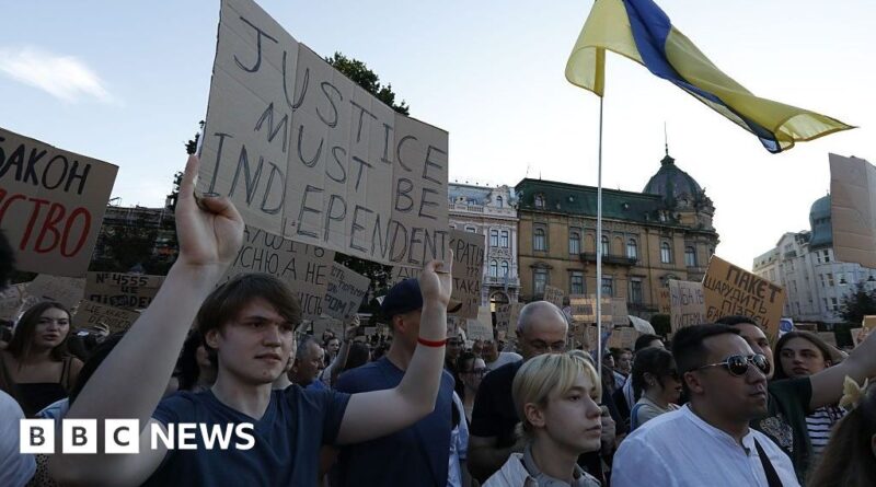 Zelensky announces new draft law on anti-corruption bodies after protests