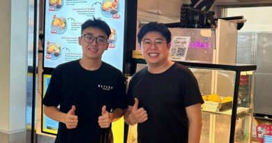 A finance sophomore started a booming side hustle making curry puffs. He hopes to never have to get an office job.