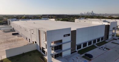 Aalo Atomics factory seen from the air with Austin's skyline in the background.