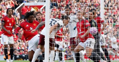 Arsenal capitalise on Bayindir error to win 1-0 at Manchester United
