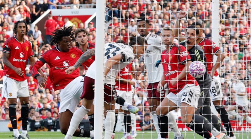 Arsenal capitalise on Bayindir error to win 1-0 at Manchester United