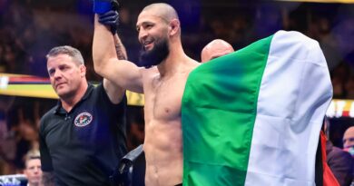 Chimaev dominates Du Plessis at UFC 319 to become new middleweight champion