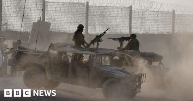 Gaza City: Palestinians flee IDF attacks as Israelis protest occupation plan