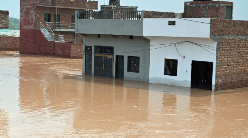 Half a million people stranded by heavy flooding evacuated in Pakistan