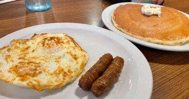 I ordered the cheapest breakfast combo at Denny's and IHOP. The food was similar, but the prices were not.