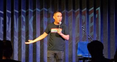 I work in advertising during the day and stand-up comedy at night. The jobs are surprisingly similar.
