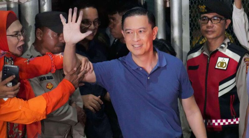 Indonesian president frees hundreds of prisoners as part of unity plan