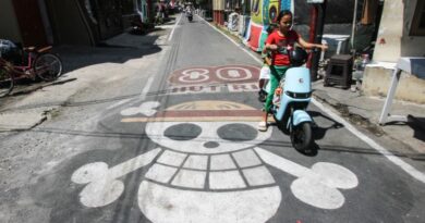 A graffiti of the pirate flag from Japanese anime One Piece, adopted by some Indonesians as a symbol of frustration with their government, is seen on a street in Sukoharjo, Central Java, on August 6, 2025, ahead of the countrys 80th Independence Day. As Indonesia's independence day approaches red and white flags will be flown across the country, but a viral anime pirate banner has drawn government threats against flying the swashbuckling ensign. A Jolly Roger skull and bone symbol topped with a straw hat from Japan's anime series 'One Piece' has caused concern among officials in Jakarta that it is being used to criticise President Prabowo Subianto's policies. (Photo by DIKA / AFP) / TO GO WITH 'INDONESIA-POLITICS-PROTEST-ANIME, FOCUS' BY DESSY SAGITA & JACK MOORE