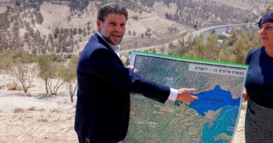 Israeli far-right minister backs contentious West Bank settlement plan