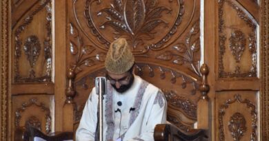 Mirwaiz Umar Farooq pauses during a minute's silence in memory of the victims of the attack near south Kashmir's Pahalgam, at the Jamia Masjid in Srinagar April 25, 2025. REUTERS/Sanna Irshad Mattoo