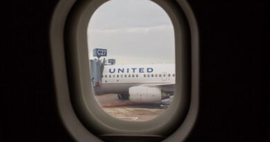 Passengers sue United and Delta after paying for window seats without windows