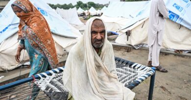 Photos: Half a million flood-hit people evacuated in eastern Pakistan