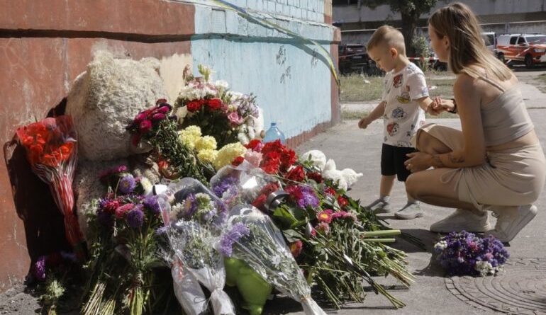 epa12333748 Ukrainians bring flowers and toys at the site of a Russian strike the previous day hit a five-storey residential building in Kyiv, Ukraine, 29 August 2025, amid the ongoing Russian invasion. At least 23 people were killed, including four children, and 50 were injured in Kyiv when Russia launched an overnight attack over Ukraine, according to the State Emergency Service. EPA/SERGEY DOLZHENKO