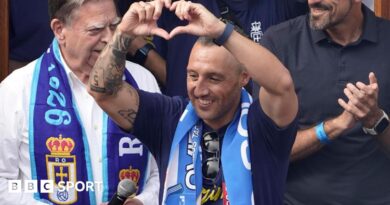 Santi Cazorla makes a heart sign with his fingers to Real Oviedo supporters 