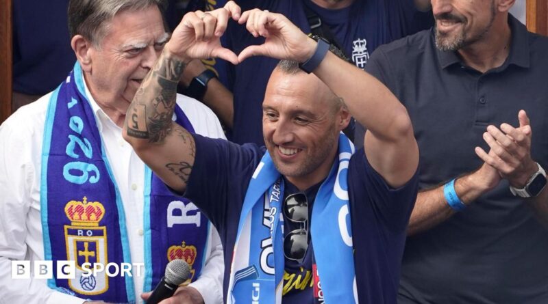 Santi Cazorla makes a heart sign with his fingers to Real Oviedo supporters